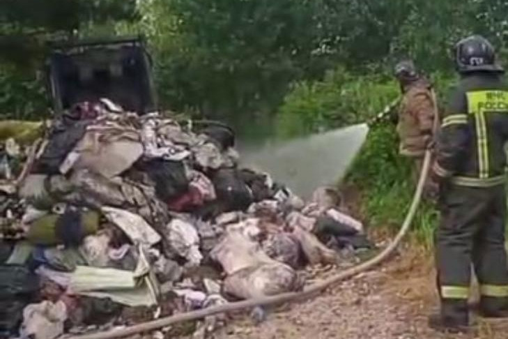 Мусоровоз из-за выброшенных батареек загорелся в Коченевском районе Мусоровоз из-за выброшенных батареек загорелся в Коченевском районе
